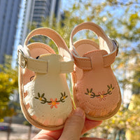 Thumbnail for TinyPetals – Komfort og stil – Babysandaler med blomsterbroderi