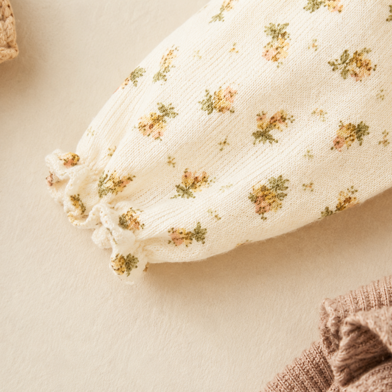 SweetPea – Babyjenteantrekk med volanger og blomstermønster