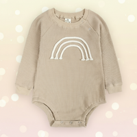 Thumbnail for SnuggleHue – Myk og behagelig – Regnbue-body til baby