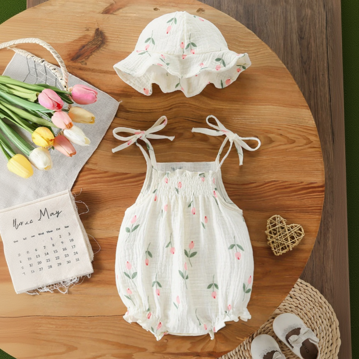 LittleBlossom – Sommerlig komfort og stil – Bodysuit med hette til baby