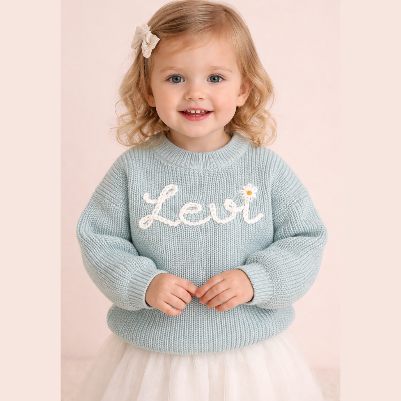 TinyStitch – Personlig strikket navnetrøye for barn