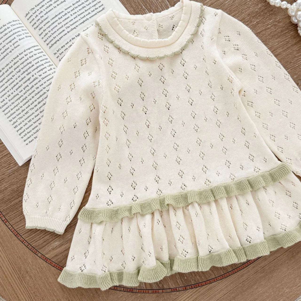 MiniBelle – Elegant og myk – Strikket babykjole med volangdetaljer