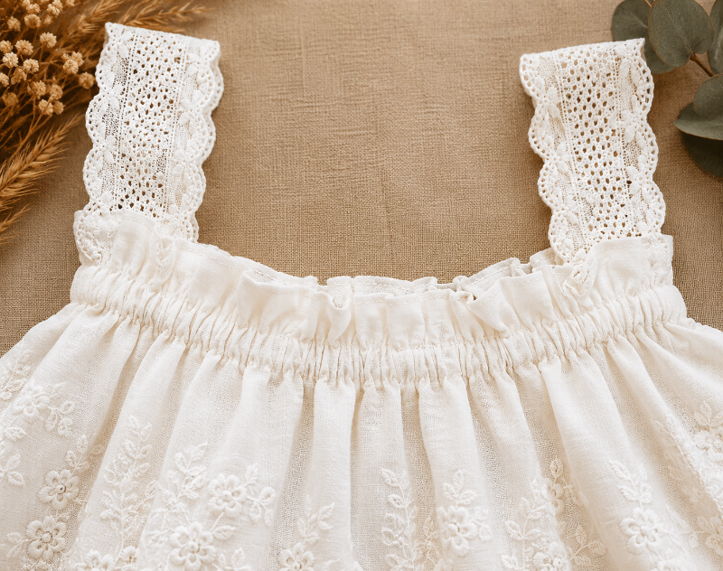 TinyLuxe – Sommersett med bluse i blonder og bukser med vide ben