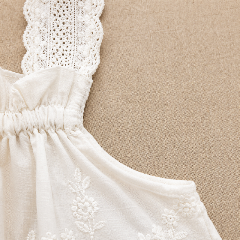 TinyLuxe – Sommersett med bluse i blonder og bukser med vide ben