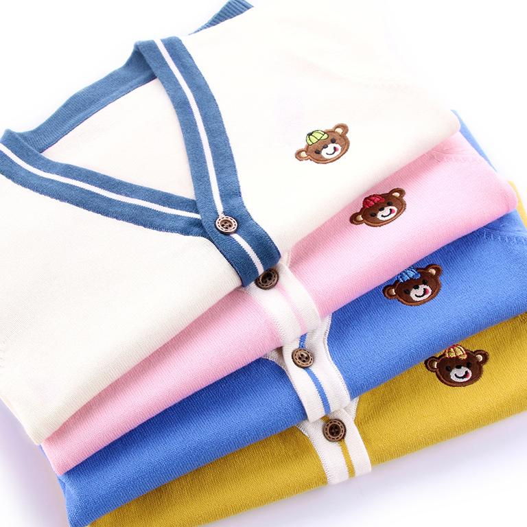 CozziWear – Varm og trendy – strikket vest med bjørner