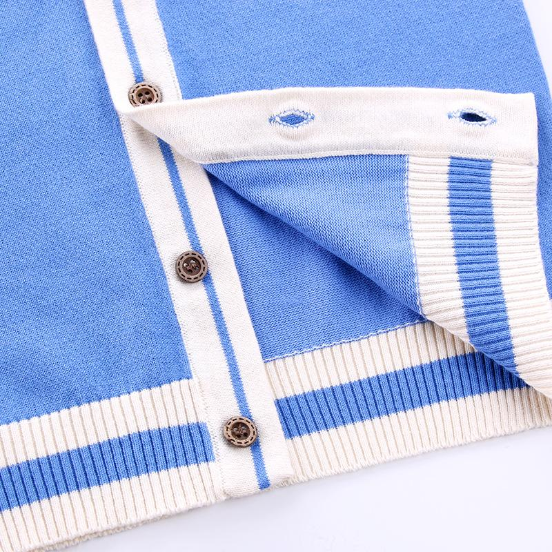 CozziWear – Varm og trendy – strikket vest med bjørner