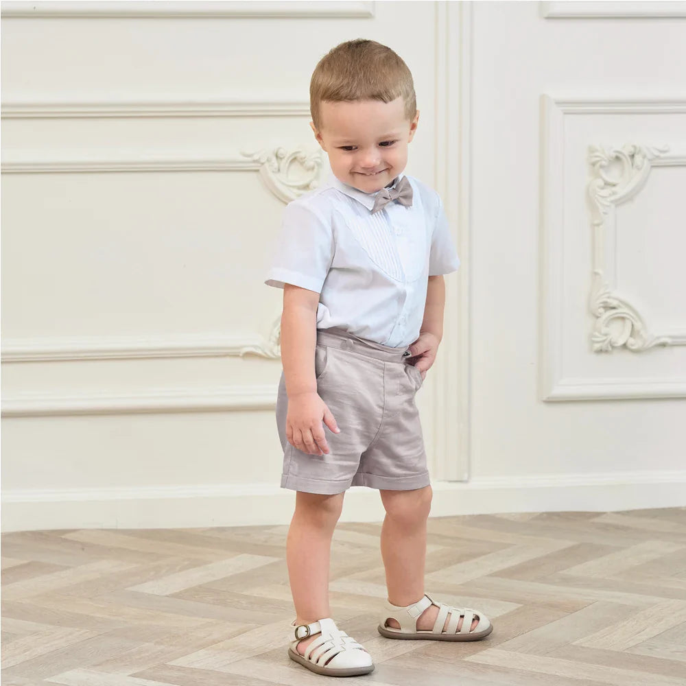 LittleDandy – Klassisk og elegant – Bomullsshorts med seler, sløyfe og skjorte