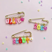 Thumbnail for Personalized Charm Pin – Personlig og stilig – Navnebrosje