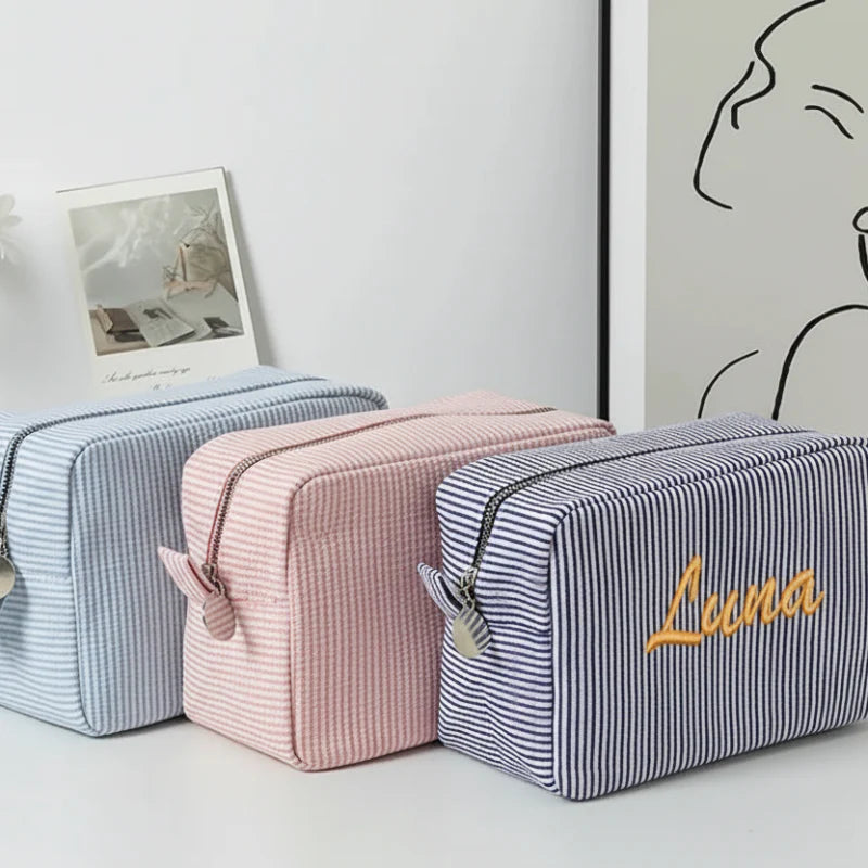 Striped Name Pouch – Personlig og stilig – Sminkeveske
