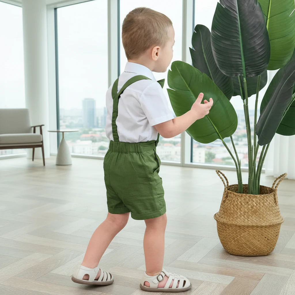 LittleDandy – Klassisk og elegant – Bomullsshorts med seler, sløyfe og skjorte