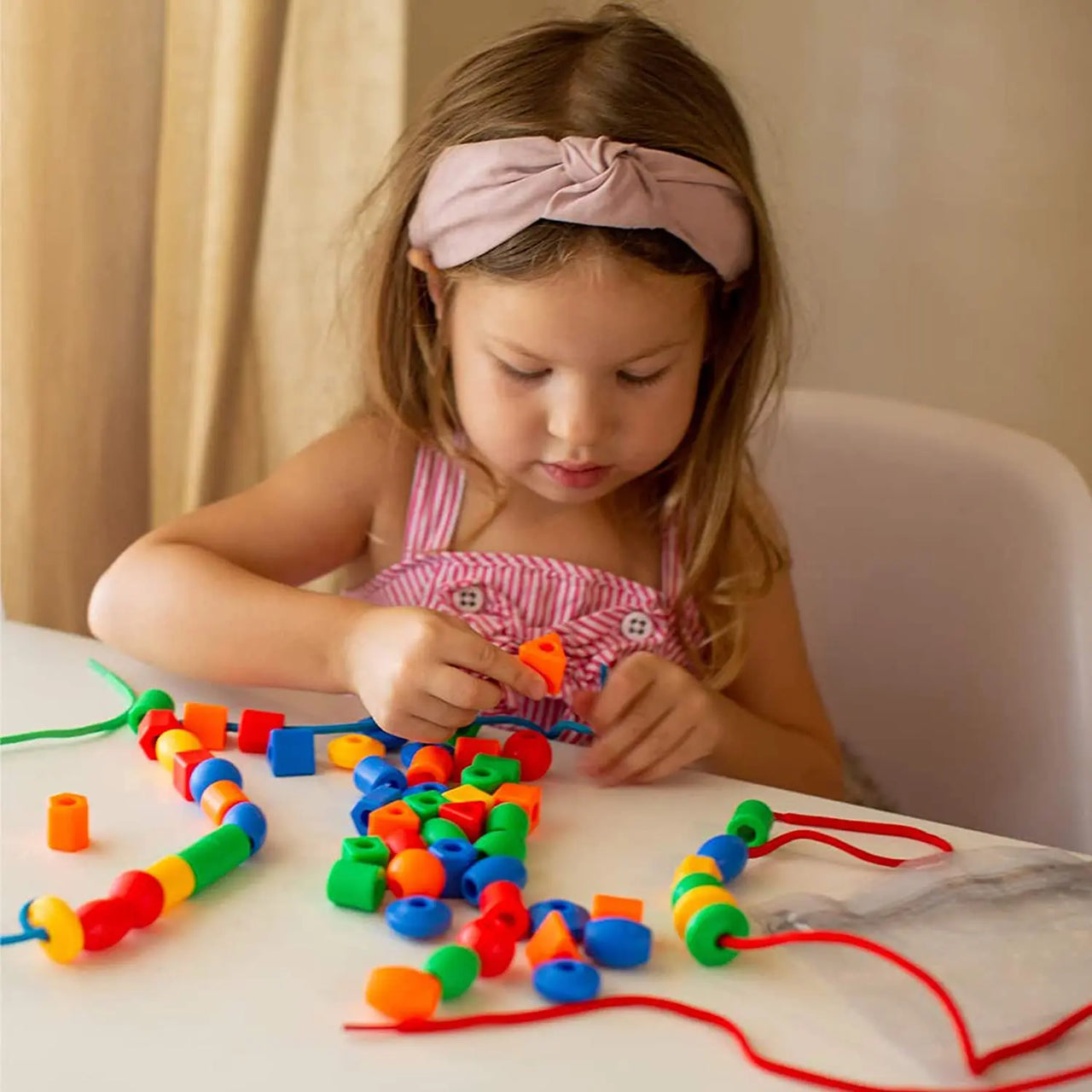 Rainbow Lacing Beads – Fremmer finmotorikken - Regnbueperler med tråd