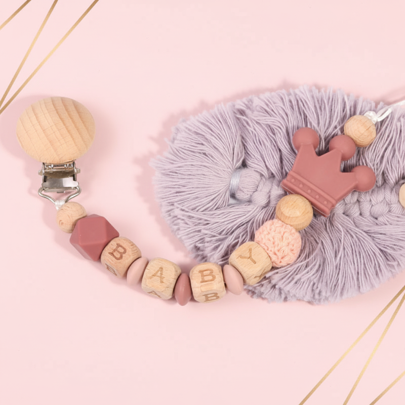 Personalized Pacifier Chain – Sikker og stilig – Personlig smykkekjede til smokk