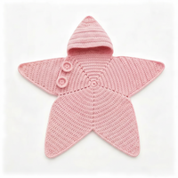 Thumbnail for CozyStar – Myk og håndlaget – Strikket babyjumpsuit med stjerneformet mønster