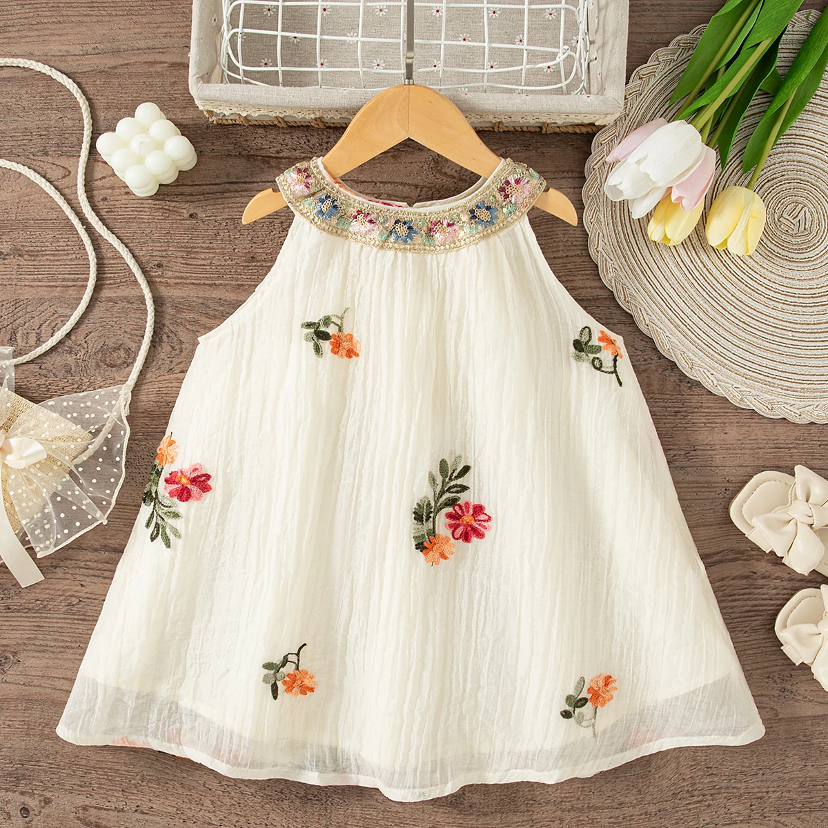MiniFlora – Lett og sjarmerende – Brodert kjole til små jenter